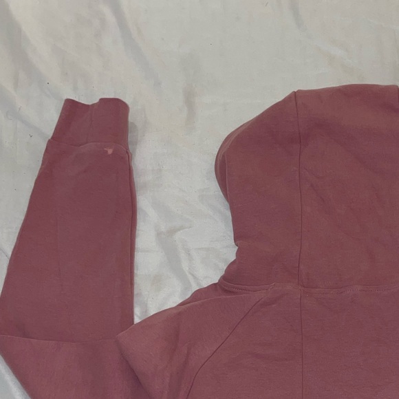 Alphalete identity pro crop hoodie in cranberry ice - Picture 16 of 16